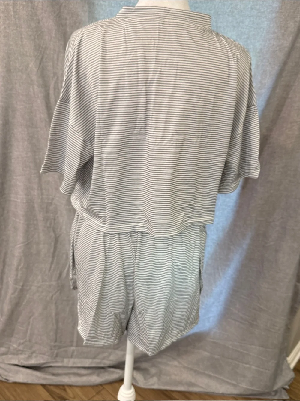 NWOT Women’s Striped Shorts Crop Top Set Size Large Gray White Loungewear 2 set
